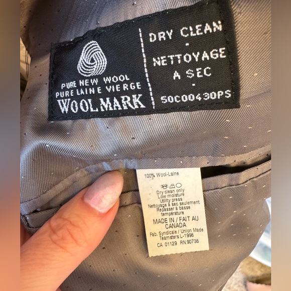 Calvin Klein mens suit like new. Charcoal grey with pinstripes. Wool - Picture 9 of 16